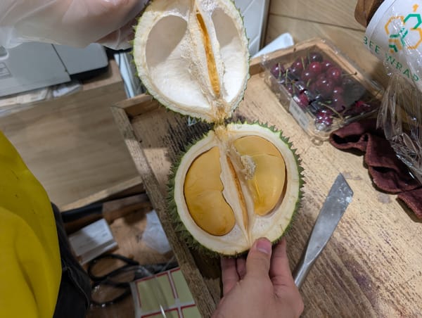 追熟型ベトナム産ブラックソーンを食す@ホーチミン